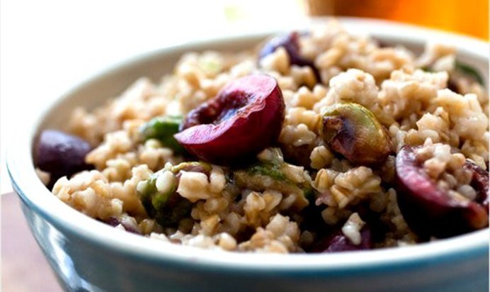 Овсяная каша с ягодно-фисташковым соусом