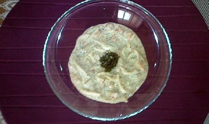 Суп со сливочным плавленым сыром, креветками, соусом песто с кешью и сушеным базиликом