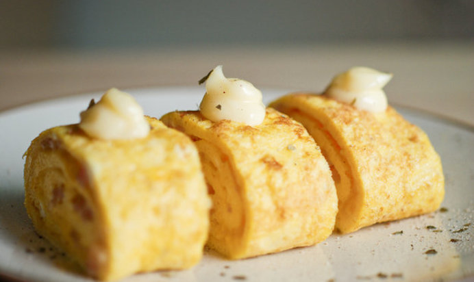 Рулетики из омлета с беконом и грибами