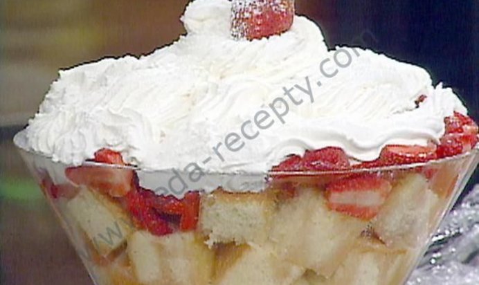 Клубничные пирожные со взбитыми сливками