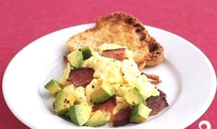 Яичница с беконом и авокадо