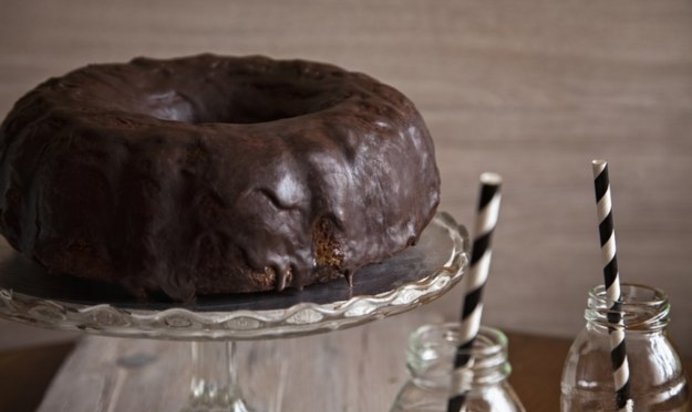 Шоколадный торт в глазури