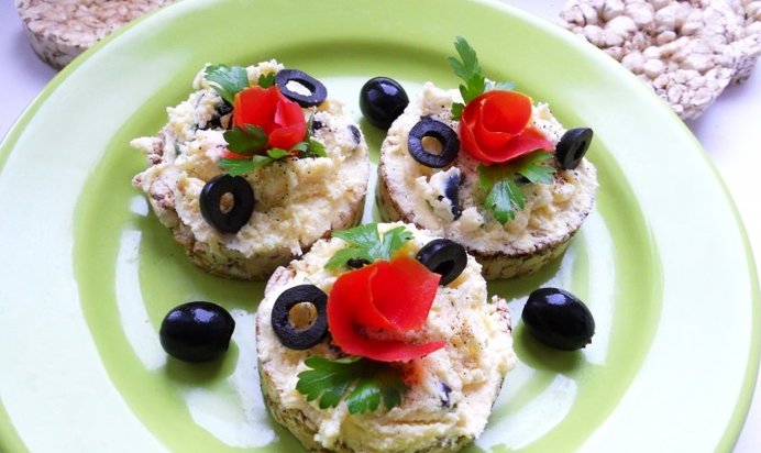 Бутерброды с домашним мягким сыром на хлебцах