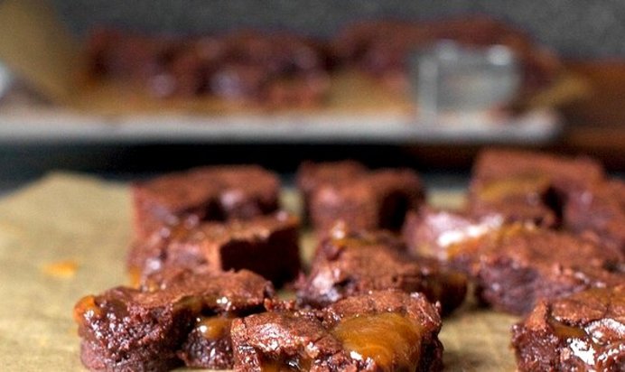 Брауни с соленой карамелью