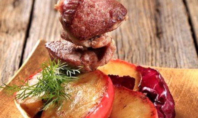 Свиной шашлык с яблоками и красным луком
