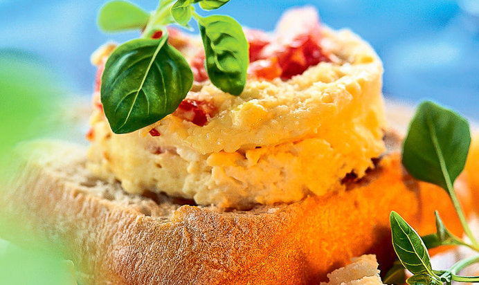 Омлет с томатами и пармезаном