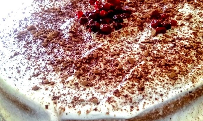 Простой шоколадный торт на кислом молоке с бананами