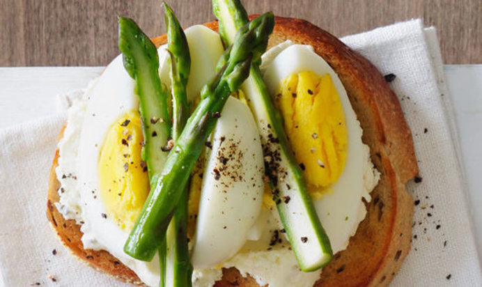 Тост с яйцом и спаржей