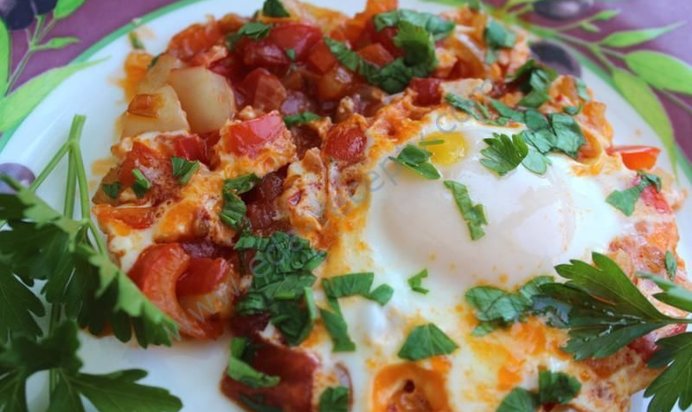 Шакшука яичница с помидорами и луком