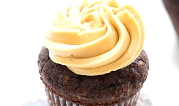 Шоколадно-кокосовые маффины с карамельным кремом