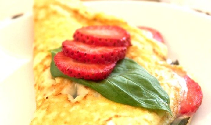 Омлет с клубникой