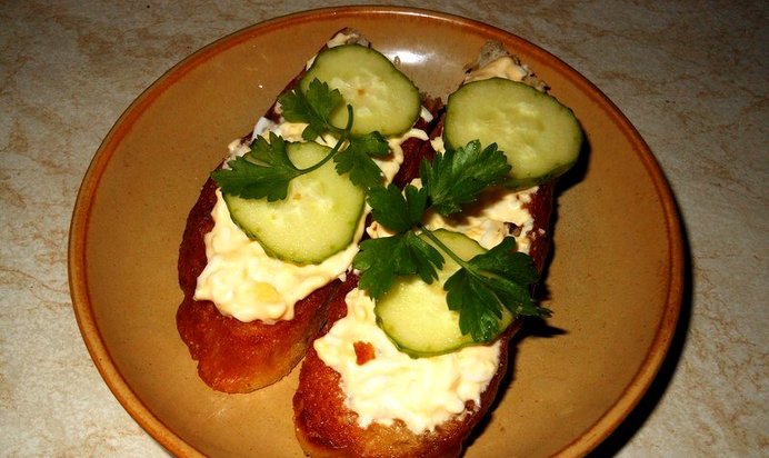 гренки с чесноком и яйцом