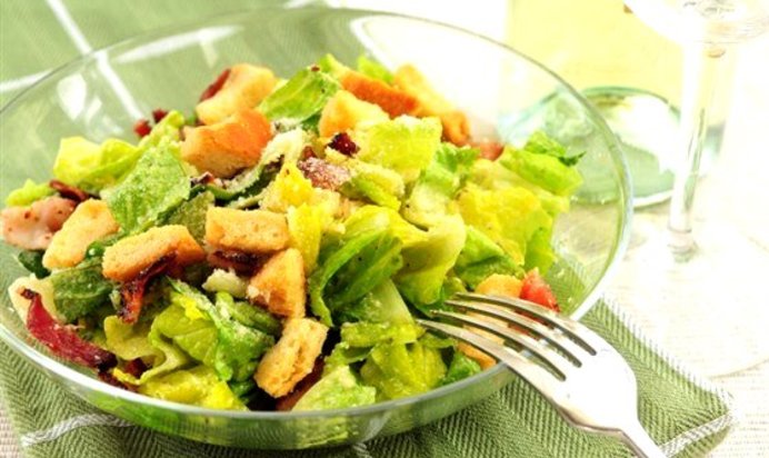 Салат «Цезарь» классический с анчоусами