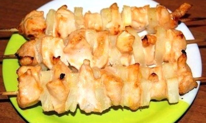 Куриные шашлыки с ананасами в духовке