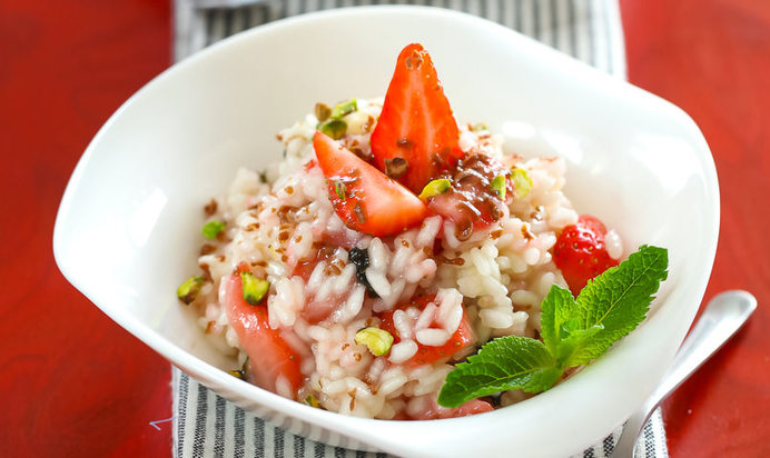 Ризотто с клубникой, фисташками и шоколадом