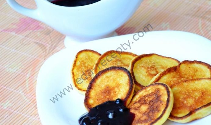 Творожные оладьи с черничным соусом