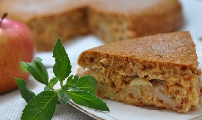 Постная шарлотка с яблоками