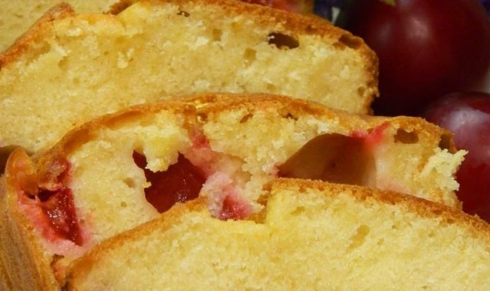 Шарлотка с абрикосами и сливами.