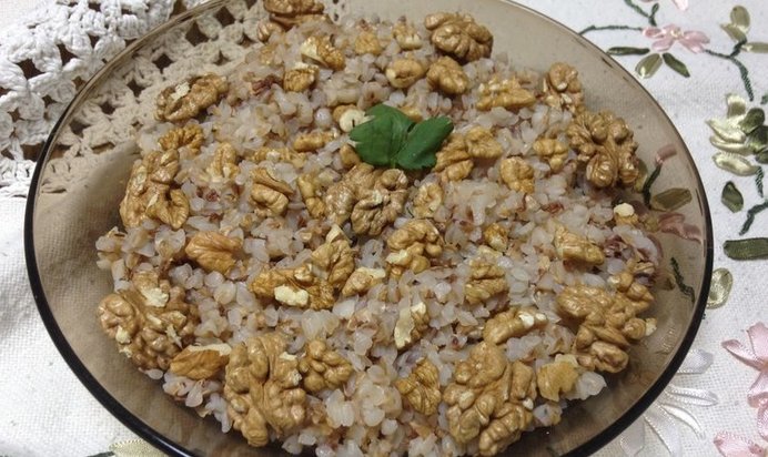 Гречневая каша с чесноком и грецкими орехами