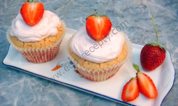 Кекс с клубникой и сливочным кремом