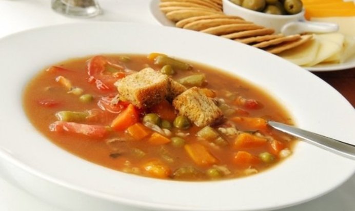 Гороховый суп с говядиной и томатами