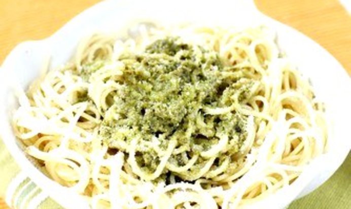 Легкое песто из брокколи с тыквенными семечками