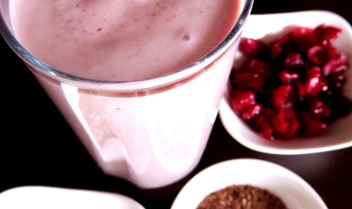 Бананово-клюквенный смузи с овсяными хлопьями и семенами льна