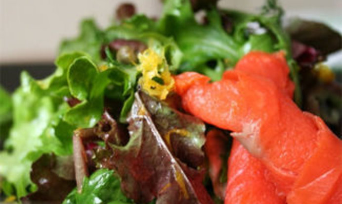 Салат из цветной капусты и семги