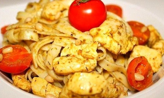 Паста с курицей, соусом песто и кедровыми орешками