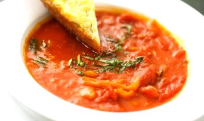 Суп из томатов с копченым беконом с чесночными гренками