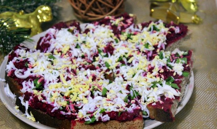 Бутерброды со свекольно-селедочной намазкой