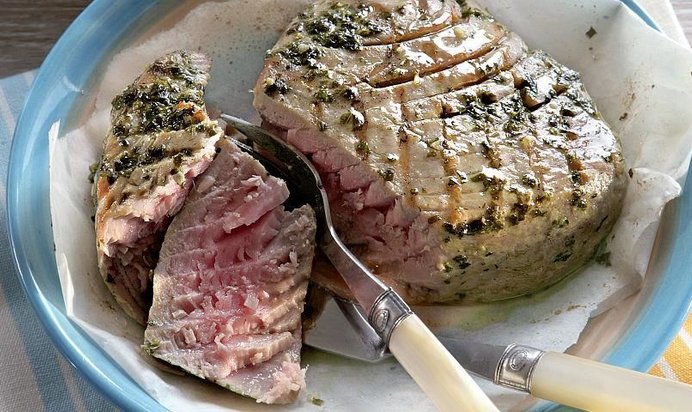 Филе тунца в маринаде песто