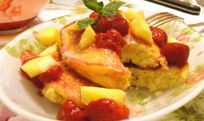 Оладьи pancake с клубникой и ананасом