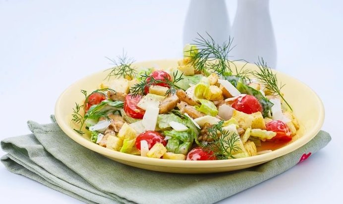 Салат Цезарь с курицей
