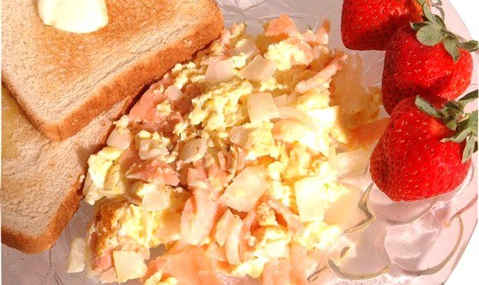 Яичница с копченым лососем и лимонным кремом