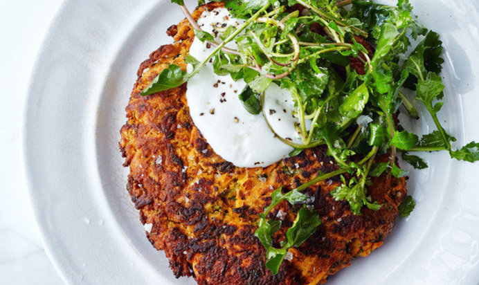 Морковные оладьи с йогуртом