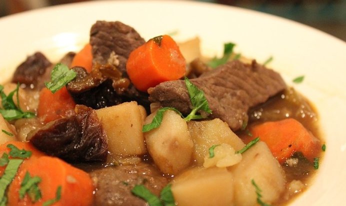 Гуляш с черносливом