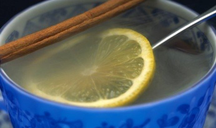 Теплый домашний лимонад с корицей