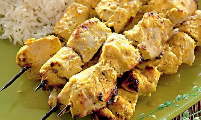 Цыпленок по-индийски на шампурах