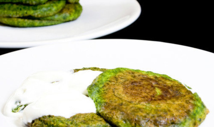 Оладьи из шпината и спаржи