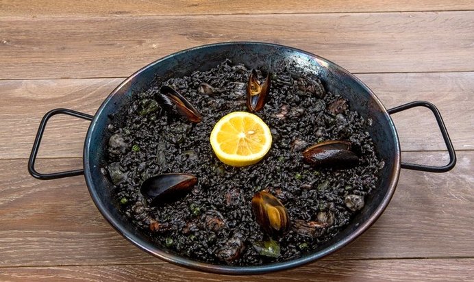 Черный рис с морепродуктами