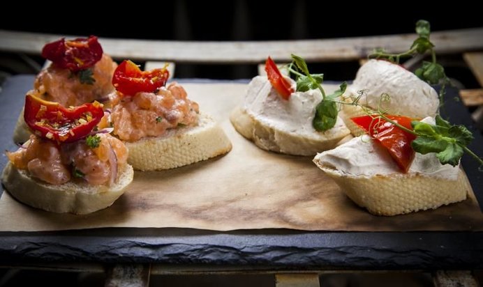 Брускетта с лососем
