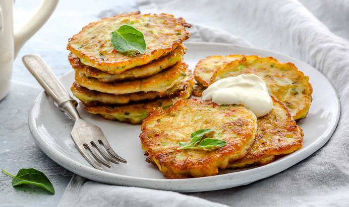 Пышные оладьи из кабачков с базиликом
