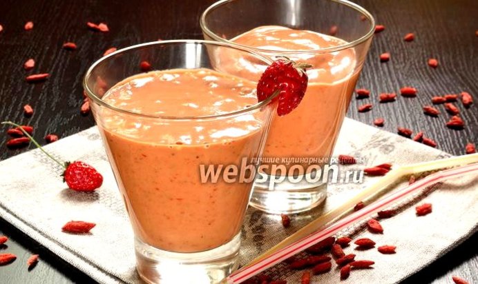 Смузи с бананом, клубникой и годжи