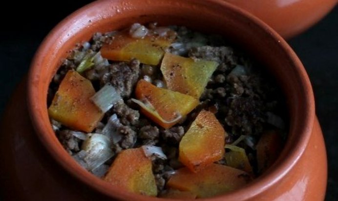 Гречневая каша с фаршем в горшочках