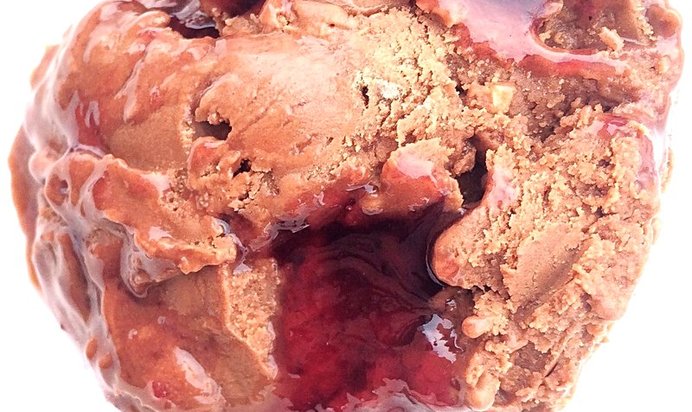 Мороженое с темным шоколадом, копченой солью и прослойкой виноградного желе