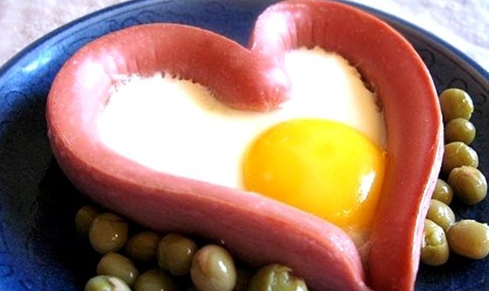 Яичница в сосиске сердечком