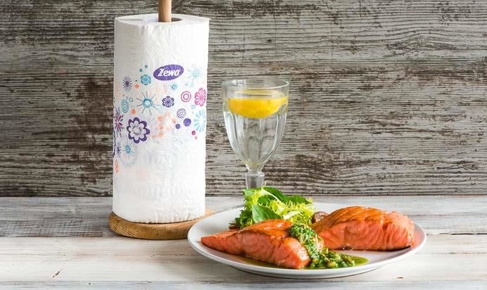 Жаренный на гриле лосось с винегретом из щавеля