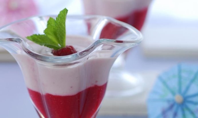 Коктейль из ряженки с малиной