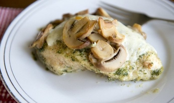 Курица в соусе песто